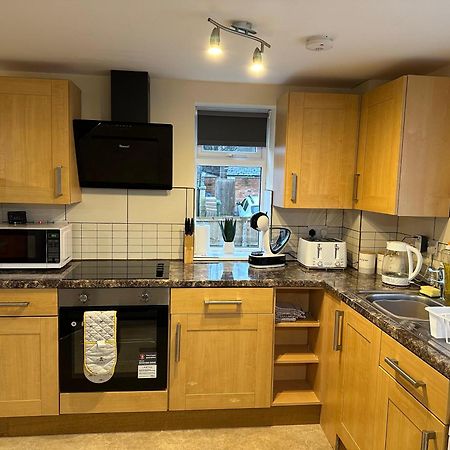 Orange Lilly In Stroud With Free Parking Apartment ภายนอก รูปภาพ
