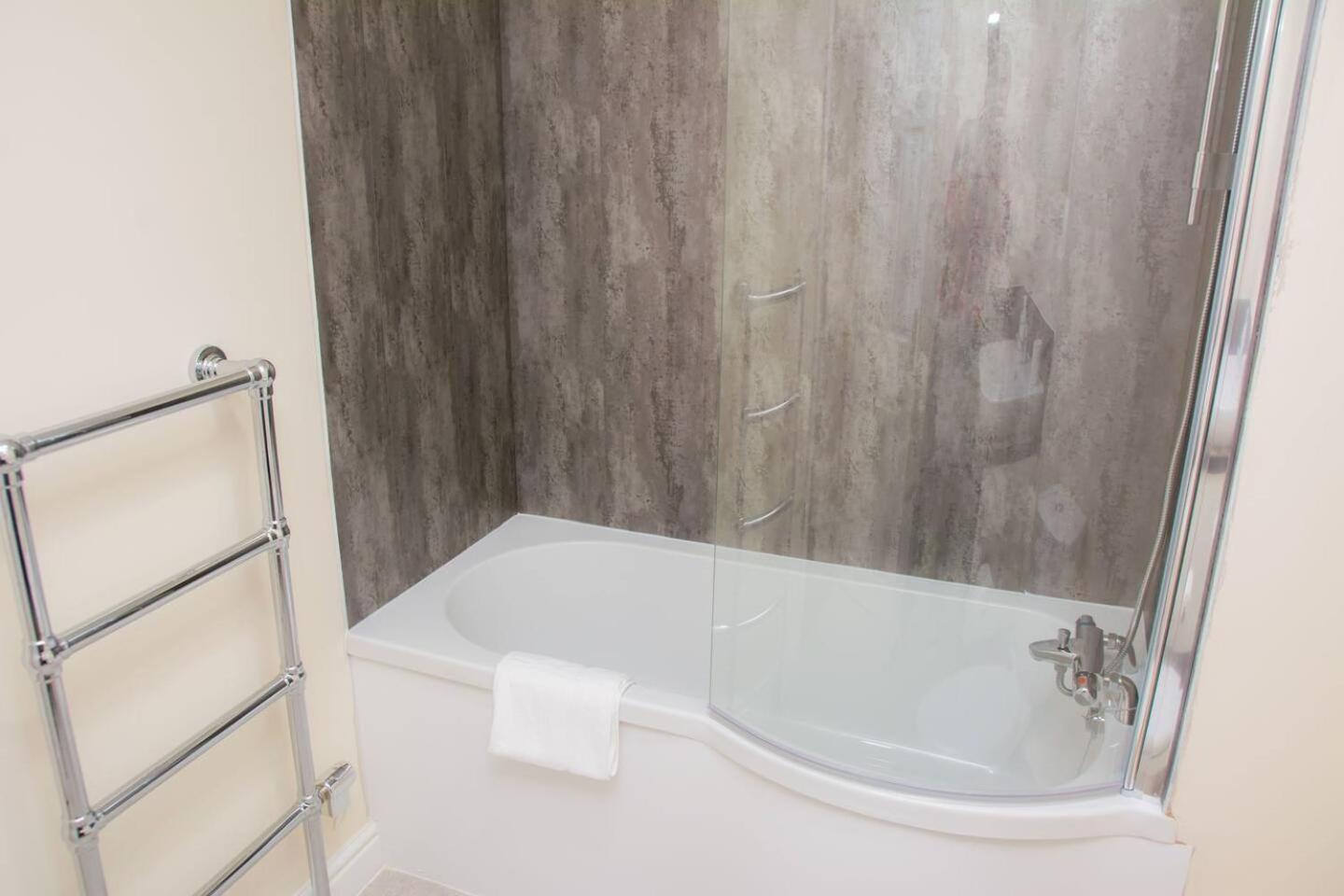 Orange Lilly In Stroud With Free Parking Apartment ภายนอก รูปภาพ