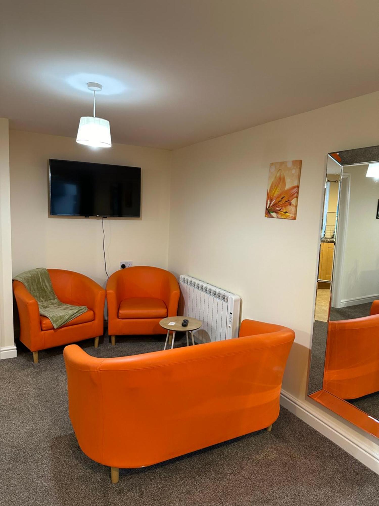 Orange Lilly In Stroud With Free Parking Apartment ภายนอก รูปภาพ