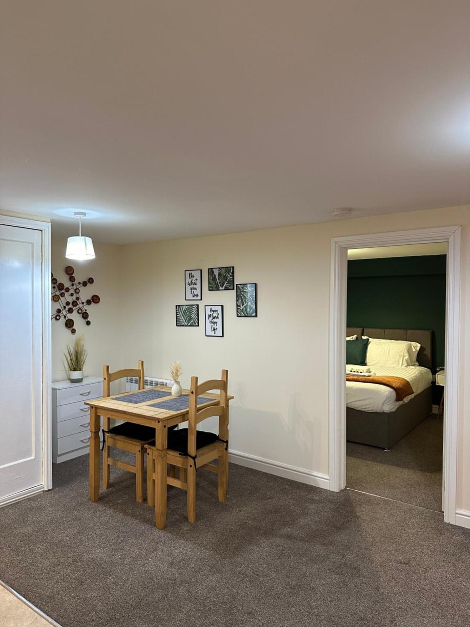 Orange Lilly In Stroud With Free Parking Apartment ภายนอก รูปภาพ