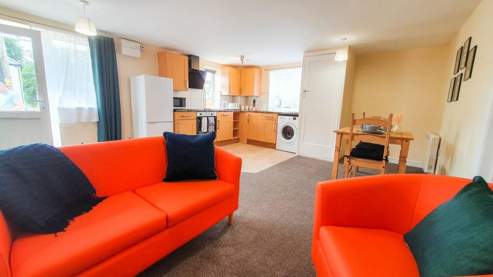 Orange Lilly In Stroud With Free Parking Apartment ภายนอก รูปภาพ