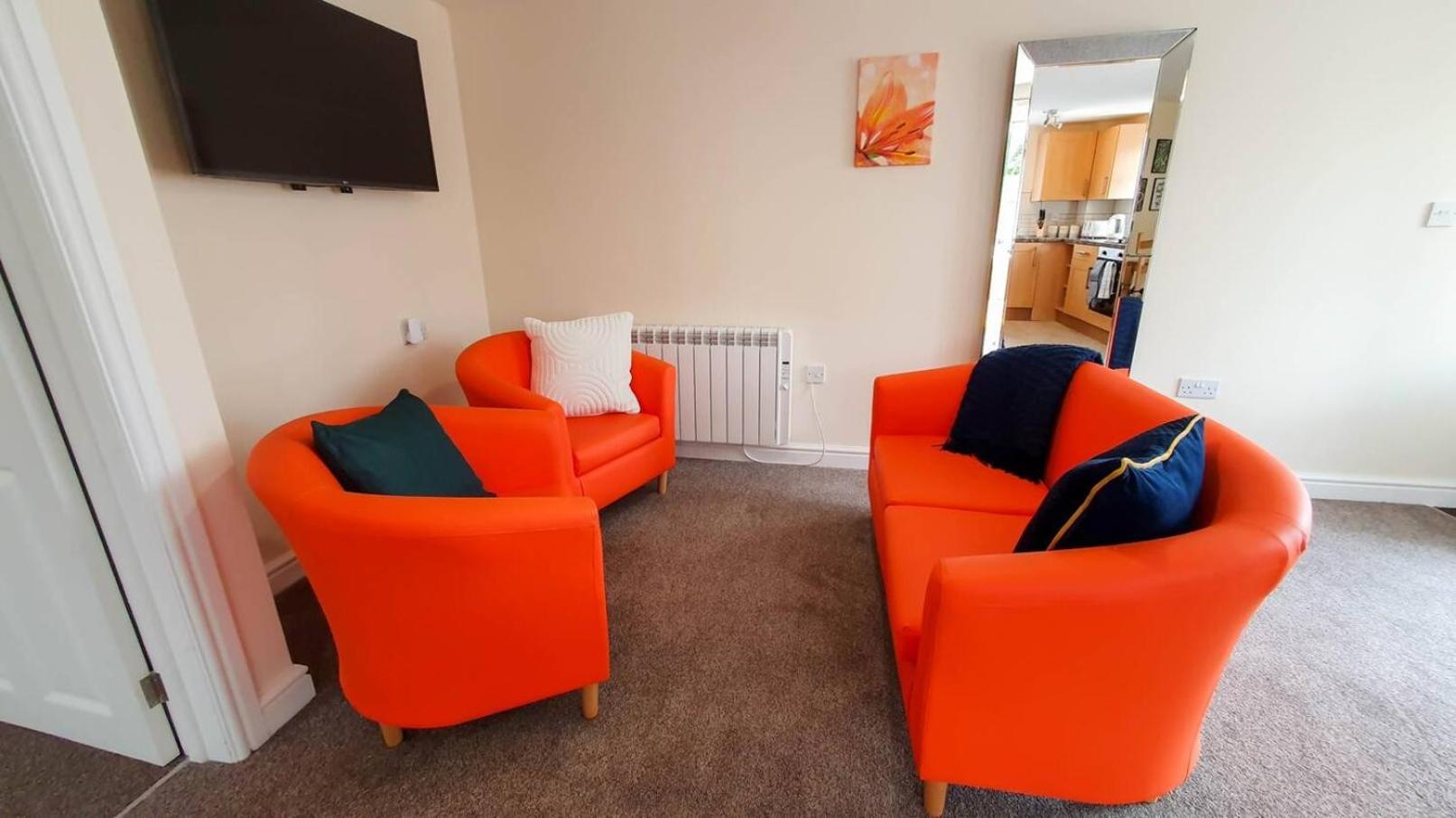 Orange Lilly In Stroud With Free Parking Apartment ภายนอก รูปภาพ
